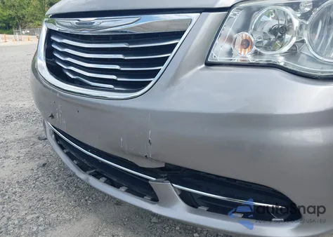 2015 Chrysler Town & Country Touring z USA, uszkodzony, nr VIN 2C4RC1BG8FR741087